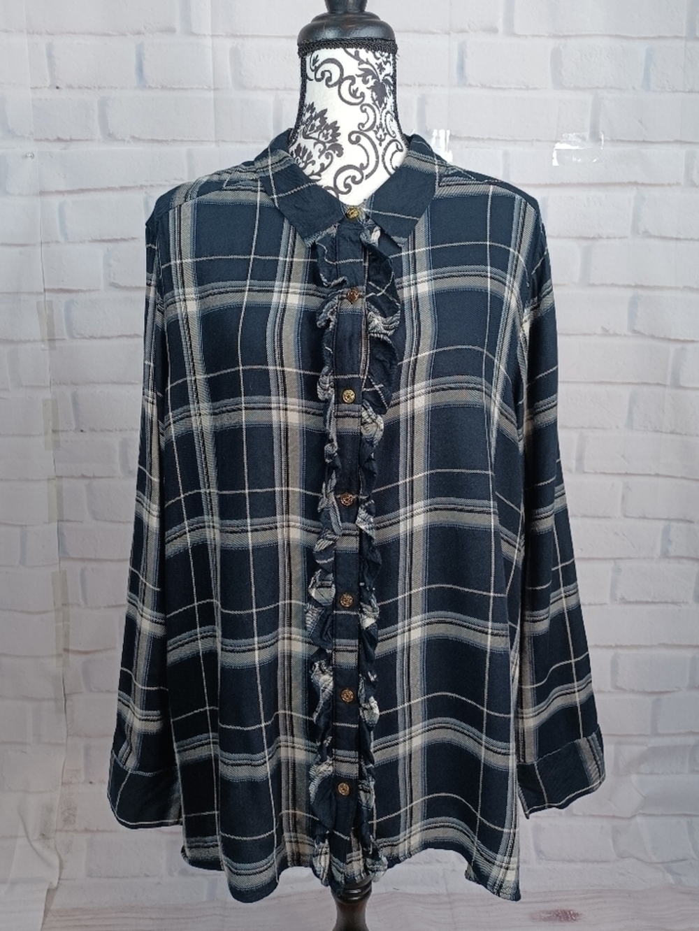 C. Wonder women's long sleeve plaid print button ruffle front top size 24w b32